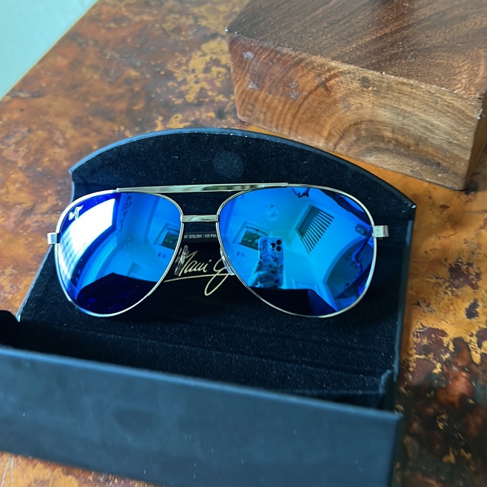 Maui Jim Aviator Sunglasses with Maui Jim Case and Lens Cloth. Excellent condit